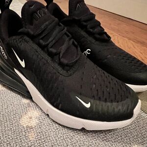 Barely worn size 3.5 youth Black Nike Air270